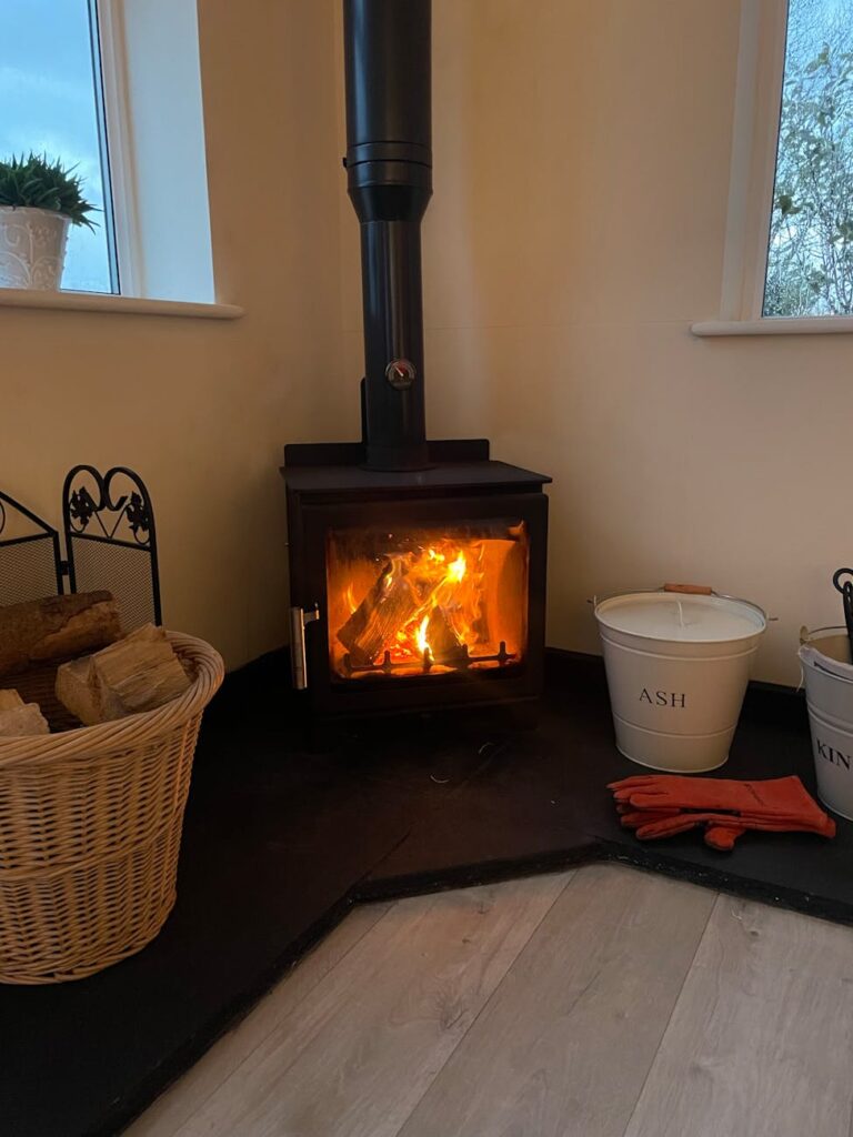 Wärmespeicher im Möbel: Der latent-heizende Couchtisch für PV-Haushalte