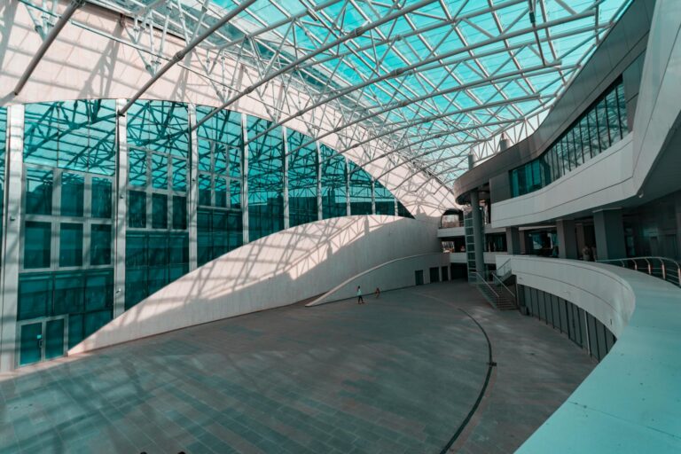 Mikroprismen-Regal: Das Tageslichtmöbel für dunkle Räume – ohne Strom