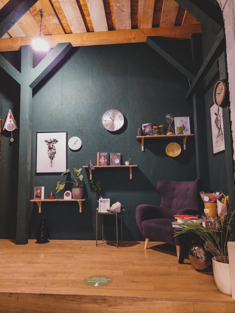 Lebende Algenregale: Photobioreaktor-Möbel, die Luft filtern, akustisch dämpfen und Licht spenden