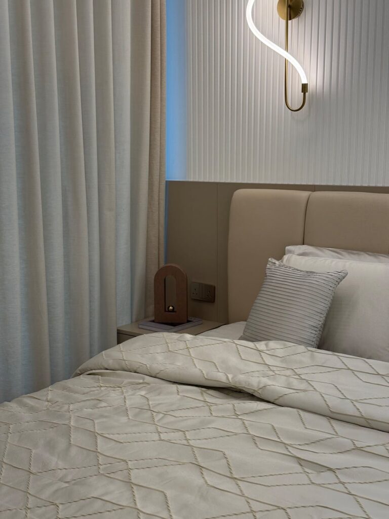 Thermoaktive Einrichtung: Mikro-PCM in Vorhängen, Putzen und Polstern für spürbar ruhigere Temperaturen