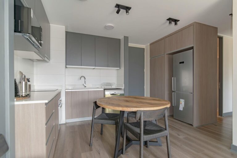 Der Tisch, der heizt und kühlt: Phasenwechsel-Möbel als unsichtbarer Energiespeicher für kleine Wohnungen