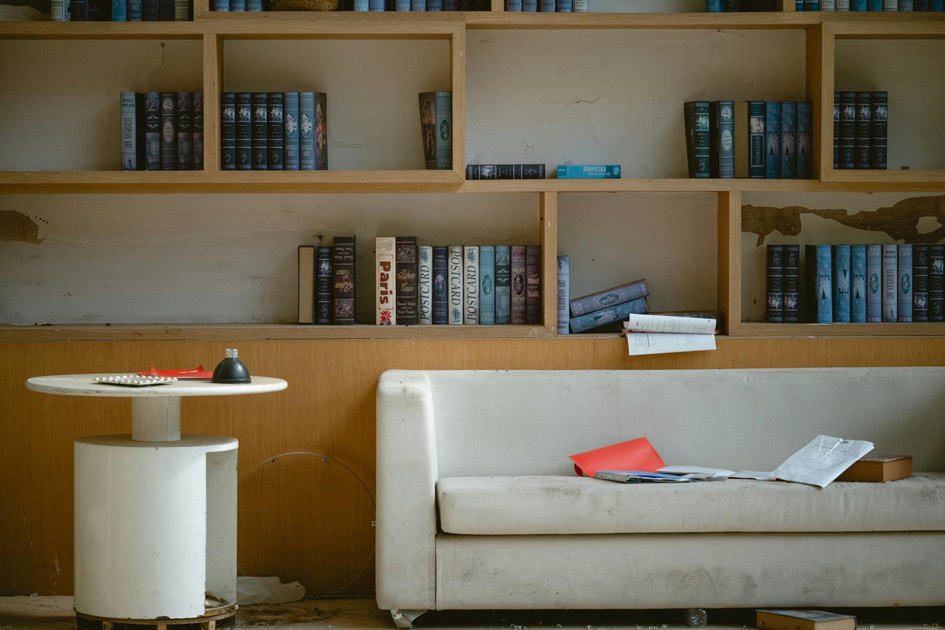 Möbel mit eingebautem Klima: PCM-Paneele, die Wohnzimmer und Homeoffice passiv kühlen und wärmen